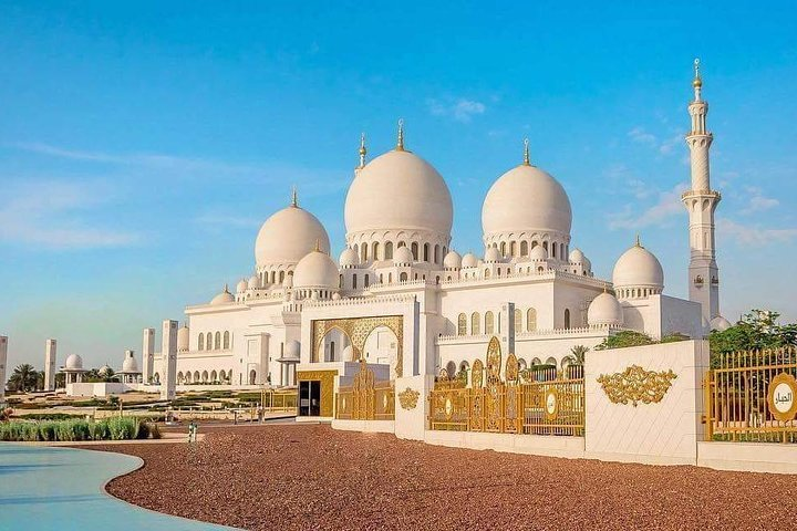 Discover the stunning architecture of Abu Dhabi with iconic landmarks like the Sheikh Zayed Grand Mosque creating unforgettable memories during your explorations in the U.A.E.'s capital.